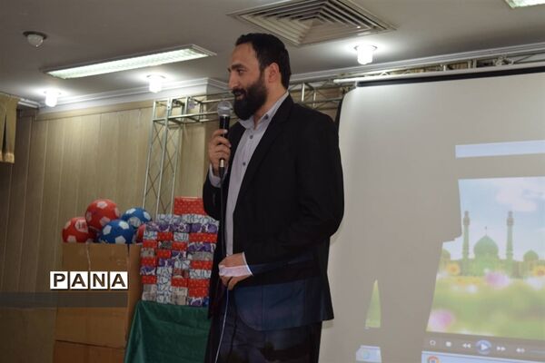 مراسم تقدیر از دانش‌آموزان برتر درسی و اخلاقی دبیرستان هیات امنایی شهید عاشوری منطقه ۱۴