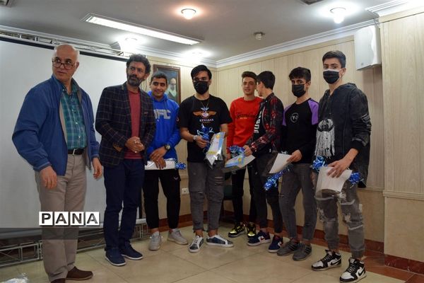 مراسم تقدیر از دانش‌آموزان برتر درسی و اخلاقی دبیرستان هیات امنایی شهید عاشوری منطقه ۱۴