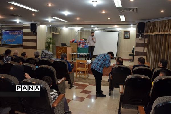 مراسم تقدیر از دانش‌آموزان برتر درسی و اخلاقی دبیرستان هیات امنایی شهید عاشوری منطقه ۱۴