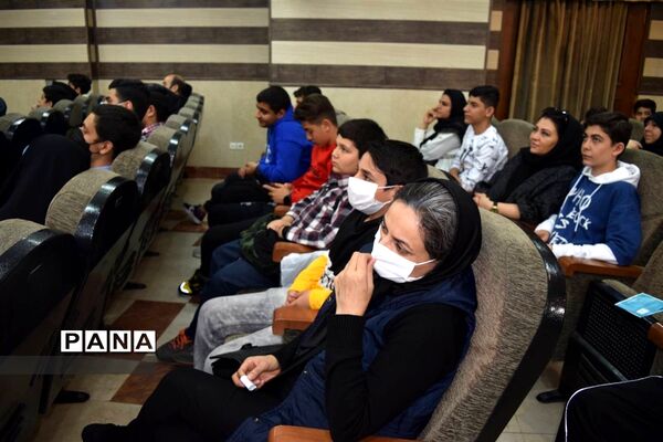 مراسم تقدیر از دانش‌آموزان برتر درسی و اخلاقی دبیرستان هیات امنایی شهید عاشوری منطقه ۱۴