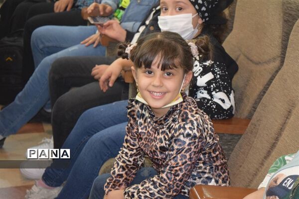 مراسم تقدیر از دانش‌آموزان برتر درسی و اخلاقی دبیرستان هیات امنایی شهید عاشوری منطقه ۱۴