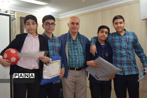 مراسم تقدیر از دانش‌آموزان برتر درسی و اخلاقی دبیرستان هیات امنایی شهید عاشوری منطقه ۱۴
