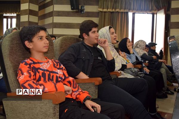 مراسم تقدیر از دانش‌آموزان برتر درسی و اخلاقی دبیرستان هیات امنایی شهید عاشوری منطقه ۱۴