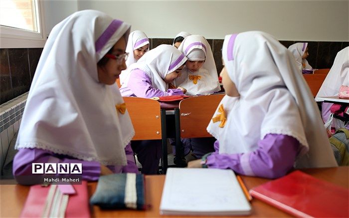 لازمه تربیت نسل جدید تلاش جهادی است؛ باید آستین‌ها را بالا زد