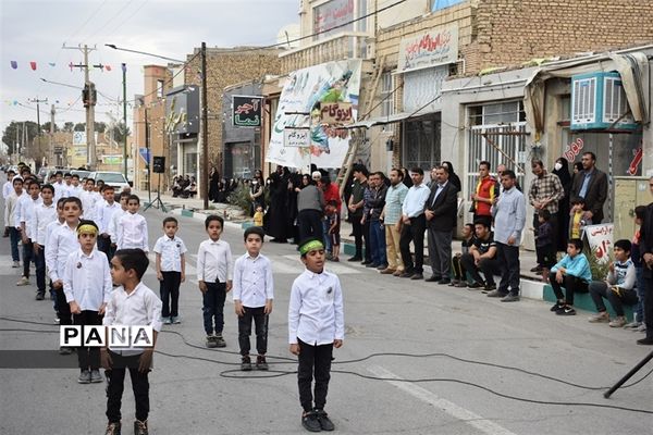 اجرای  سرود «سربازان فرمانده» توسط دانش‌آموزان دهه نودی‌ بهابادی