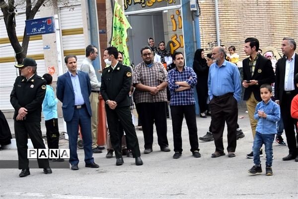 اجرای  سرود «سربازان فرمانده» توسط دانش‌آموزان دهه نودی‌ بهابادی
