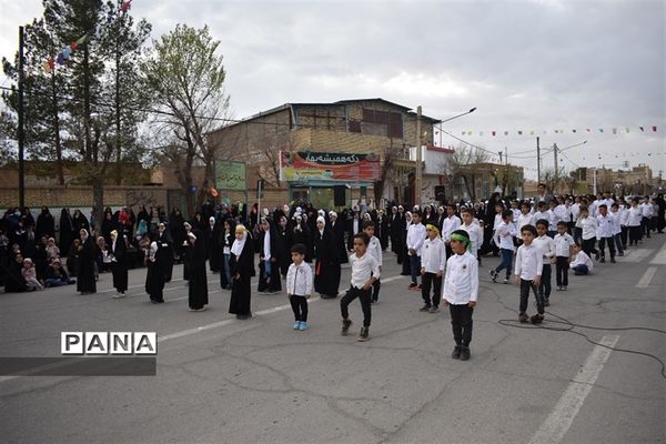 اجرای  سرود «سربازان فرمانده» توسط دانش‌آموزان دهه نودی‌ بهابادی