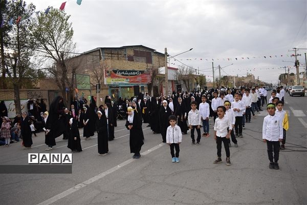 اجرای  سرود «سربازان فرمانده» توسط دانش‌آموزان دهه نودی‌ بهابادی