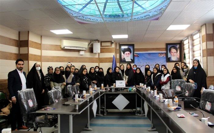 با عقلمان می‌نویسیم، اما با قلبمان عمل می‌کنیم