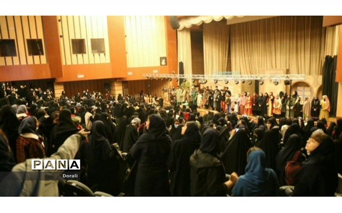 حضور ۲۶ نفر از دانش‌آموزان شهرستان بن در تئاتر دل آرام