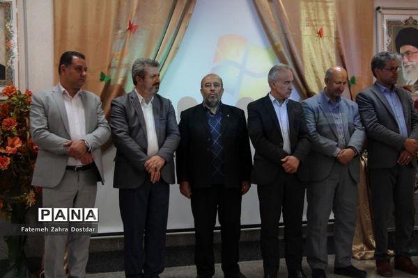 نمایشگاه دست سازه‌ها و تجلیل از برترین‌های دبیرستان دخترانه شاهد سمنان