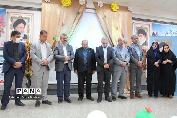 نمایشگاه دست سازه‌ها و تجلیل از برترین‌های دبیرستان دخترانه شاهد سمنان