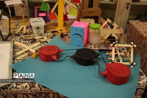 نمایشگاه دست سازه‌ها و تجلیل از برترین‌های دبیرستان دخترانه شاهد سمنان
