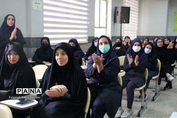 نمایشگاه دست سازه‌ها و تجلیل از برترین‌های دبیرستان دخترانه شاهد سمنان