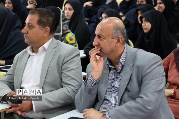 نمایشگاه دست سازه‌ها و تجلیل از برترین‌های دبیرستان دخترانه شاهد سمنان