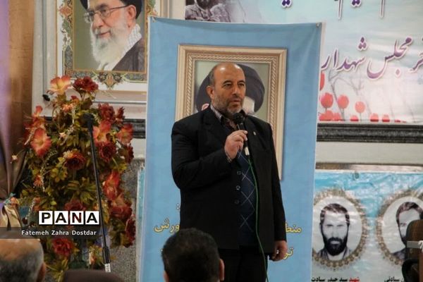 نمایشگاه دست سازه‌ها و تجلیل از برترین‌های دبیرستان دخترانه شاهد سمنان