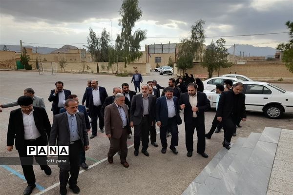 بازدید وزیر آموزش‌ و پرورش از هنرستان کار و دانش شهرستان تفت