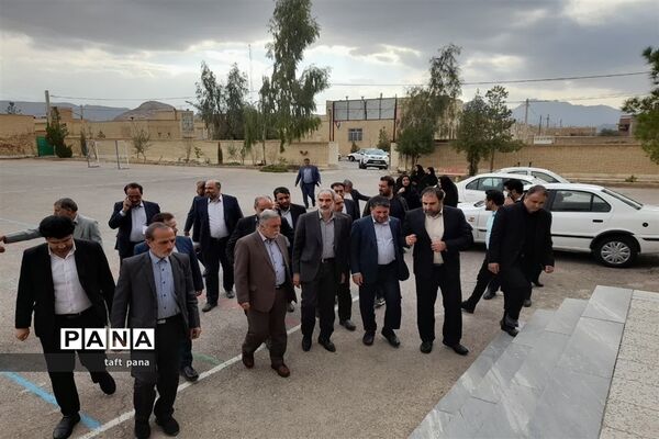 بازدید وزیر آموزش‌ و پرورش از هنرستان کار و دانش شهرستان تفت