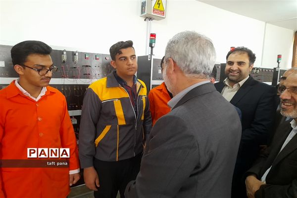 بازدید وزیر آموزش‌ و پرورش از هنرستان کار و دانش شهرستان تفت