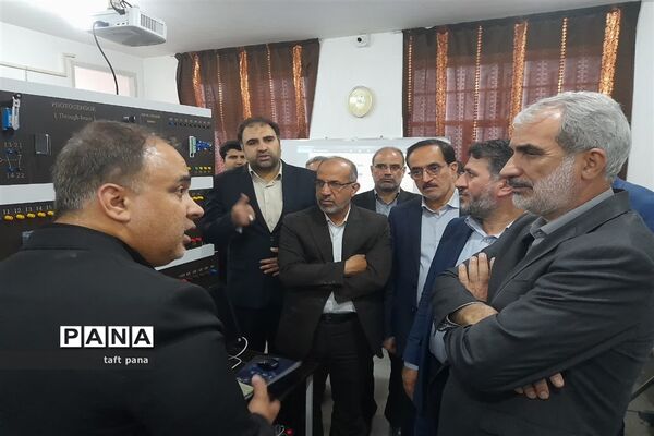 بازدید وزیر آموزش‌ و پرورش از هنرستان کار و دانش شهرستان تفت