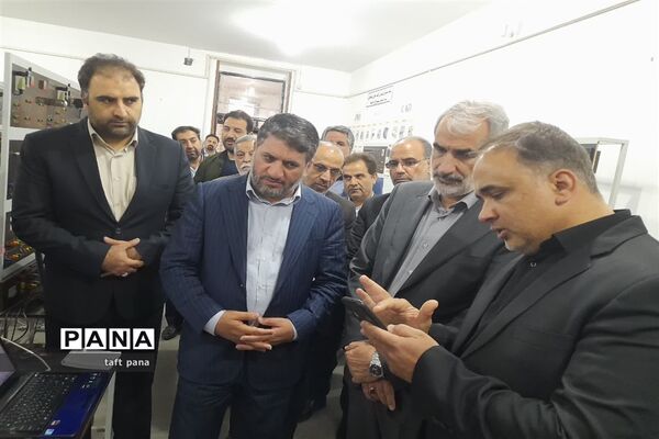 بازدید وزیر آموزش‌ و پرورش از هنرستان کار و دانش شهرستان تفت