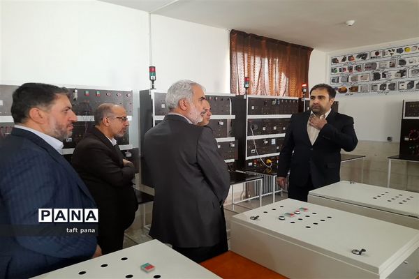 بازدید وزیر آموزش‌ و پرورش از هنرستان کار و دانش شهرستان تفت