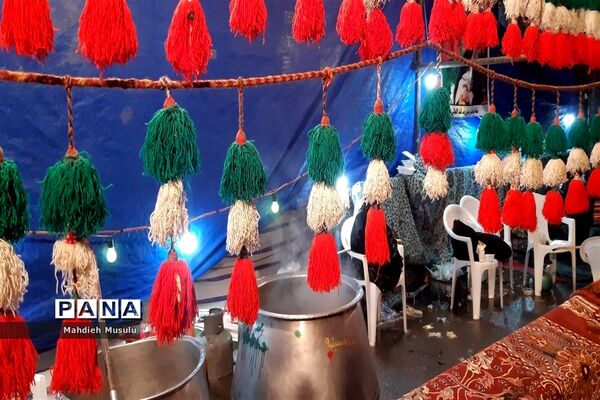 راهپیمایی مردم قم در هوای بارانی مسجد جمکران