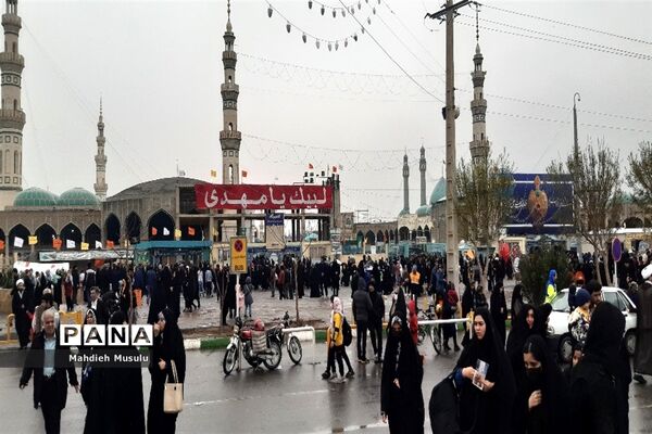 راهپیمایی مردم قم در هوای بارانی مسجد جمکران