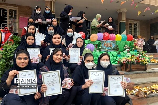 تجلیل از برگزیدگان علمی  مدرسه حضرت زینب(س) در شهرستان‌قرچک