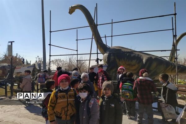 اردوی دانش‌آموزان آموزشگاه شهید آیت یک اسلامشهردر پارک ژوراسیک