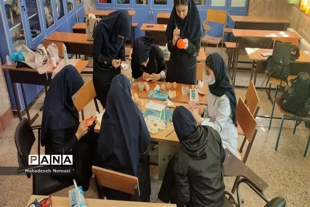 رنگ‌آمیزی وسائل سفره هفت‌سین درآموزشگاه فرزانگان 2 اسلامشهر
