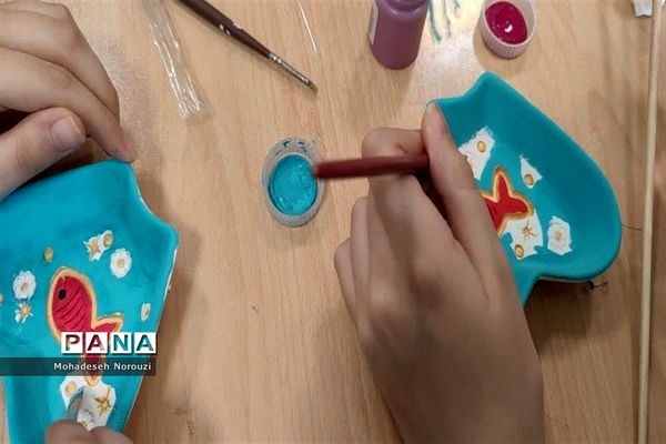 رنگ‌آمیزی وسائل سفره هفت‌سین درآموزشگاه فرزانگان 2 اسلامشهر