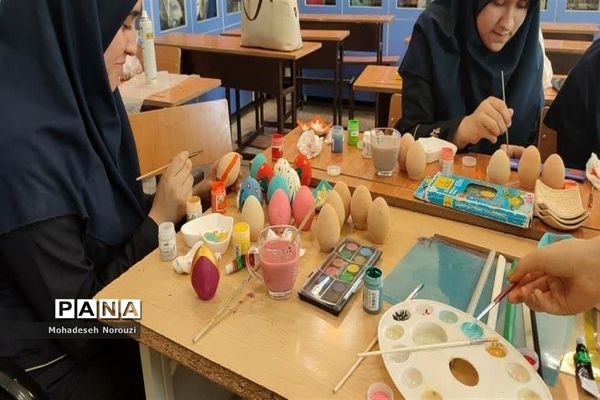 رنگ‌آمیزی وسائل سفره هفت‌سین درآموزشگاه فرزانگان 2 اسلامشهر