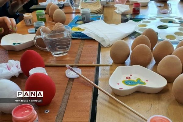 رنگ‌آمیزی وسائل سفره هفت‌سین درآموزشگاه فرزانگان 2 اسلامشهر