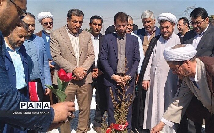 کاشتن نهال هدیه‌ای برای گرامیداشت جانفشانی شهیدان دفاع مقدس است/فیلم