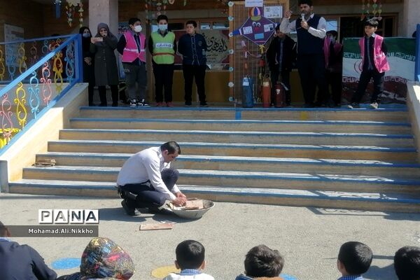 حضور آتش‌نشانان پاکدشتی در آستانه چهارشنبه سوری در مدارس