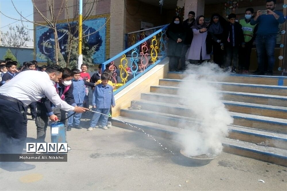 حضور آتش‌نشانان پاکدشتی در آستانه چهارشنبه سوری در مدارس