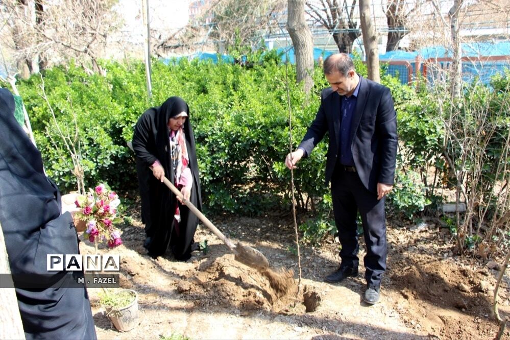 مراسم درختکاری به‌مناسبت گرامیداشت هفته منابع طبیعی اداره آموزش و پرورش منطقه 16