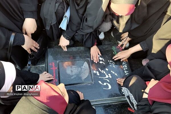 دیدار دختران گروه سرود ساکنان آسمان با خانواده شهدای شهرستان پیشوا