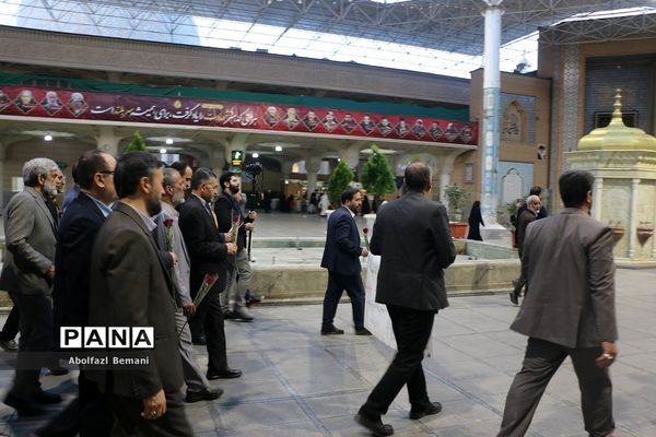 غبارروبی حرم حضرت معصومه(س) با حضور اعضای ستاد اسکان نوروزی فرهنگیان