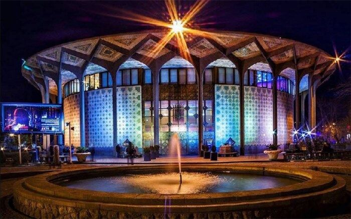 برای کارگردانی تئاتر در ابتدا باید تماشاگر حرفه‌ای بود