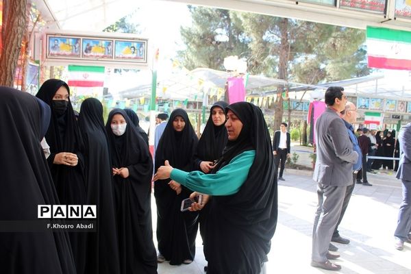 روایتگری راوی معلمان قم در گلزار شهدا