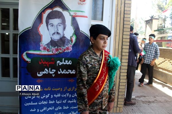 روایتگری راوی معلمان قم در گلزار شهدا