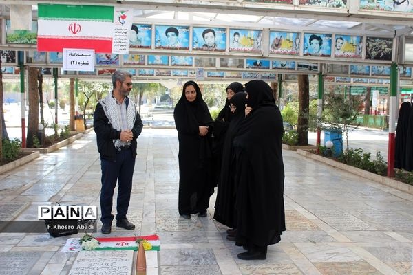 روایتگری راوی معلمان قم در گلزار شهدا