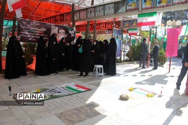 روایتگری راوی معلمان قم در گلزار شهدا