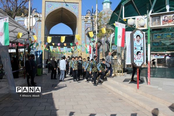 روایتگری راوی معلمان قم در گلزار شهدا