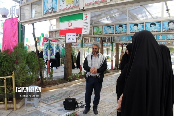 روایتگری راوی معلمان قم در گلزار شهدا