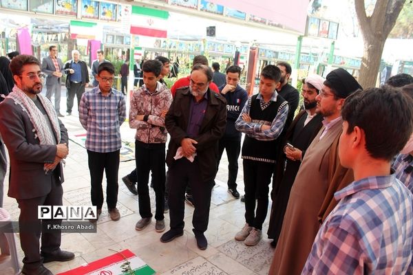 روایتگری راوی معلمان قم در گلزار شهدا