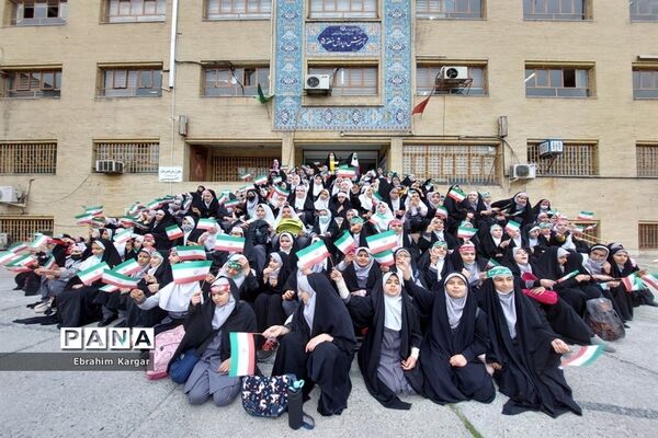 تجدید بیعت دانش آموزان منطقه ۵ با  شهید گمنام