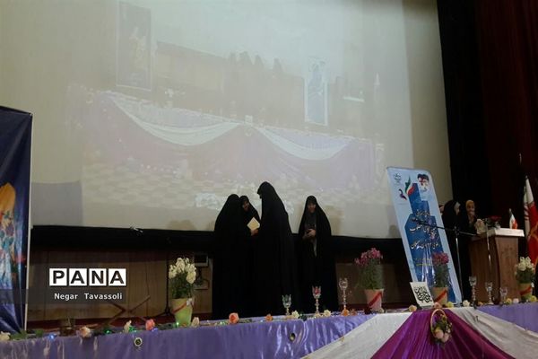 تقدیر و تجلیل از خانواده‌های شهدای دانش‌آموز با حضور معاون وزیر در شیراز